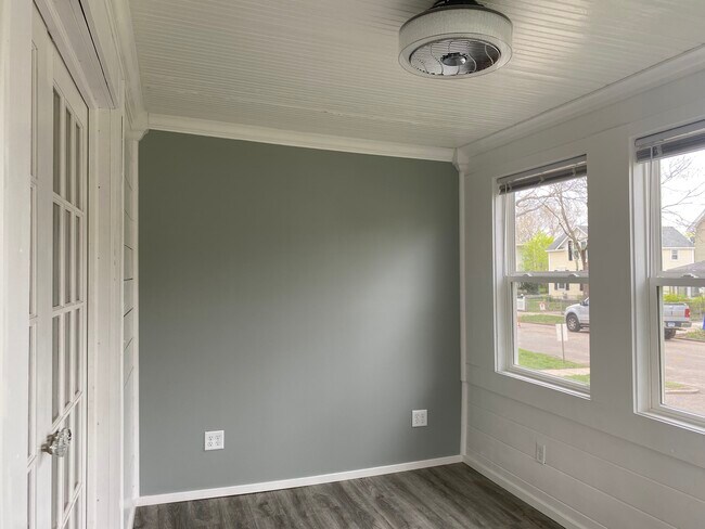 Building Photo - 37 Wyoming St E