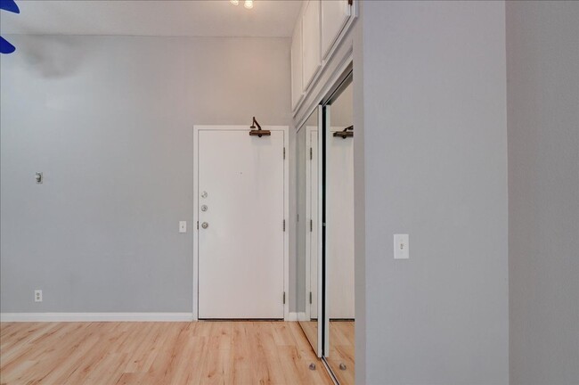 Building Photo - 1 Bedroom Condo in the UTC Area! Remodeled...