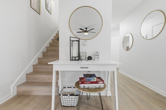 Building Photo - 4 bed with back yard in great East side location.