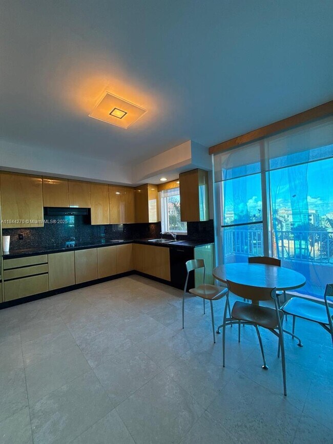 Building Photo - 785 Crandon Blvd