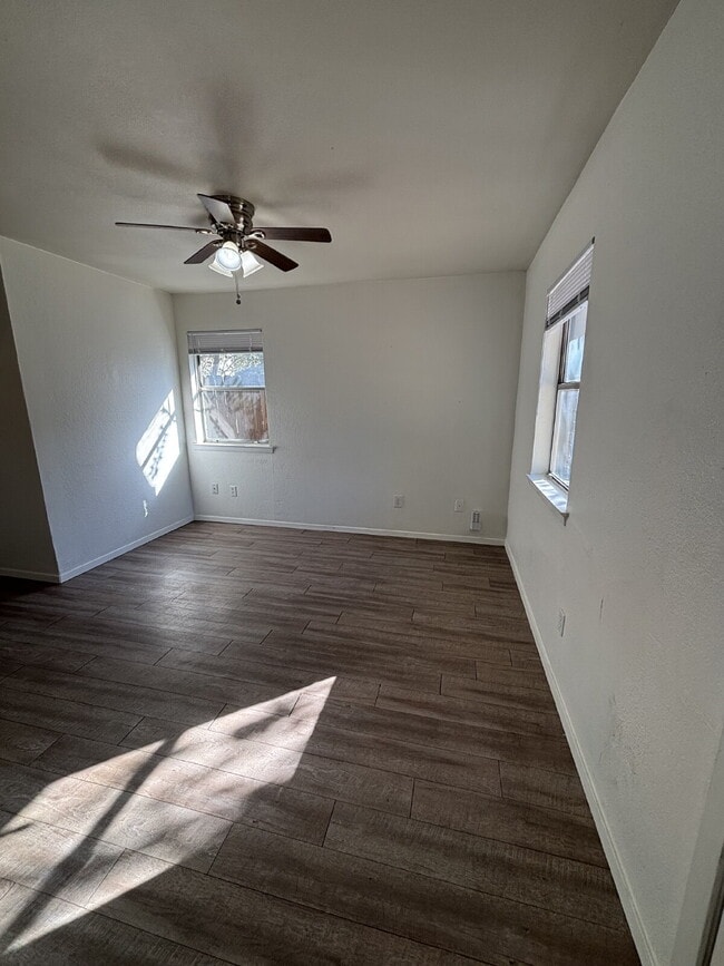 Building Photo - Charming, Updated 2 bed, 1 bath Duplex in ...