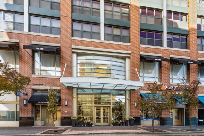 Building Photo - 807 Davis St