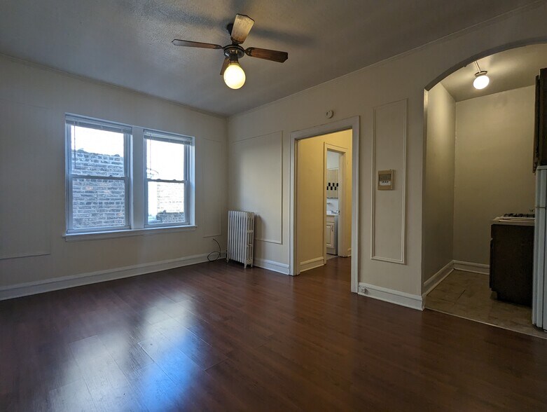 Building Photo - 2825 N Burling St