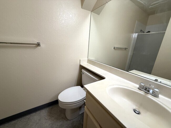 Building Photo - SPACIOUS TWO BED / TWO BATH UPPER-LEVEL CO...