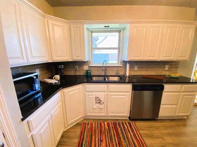 Building Photo - 1100 Elmhurst St