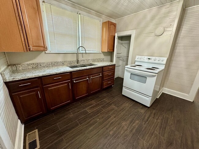 Building Photo - AVAILABLE TO SHOW!