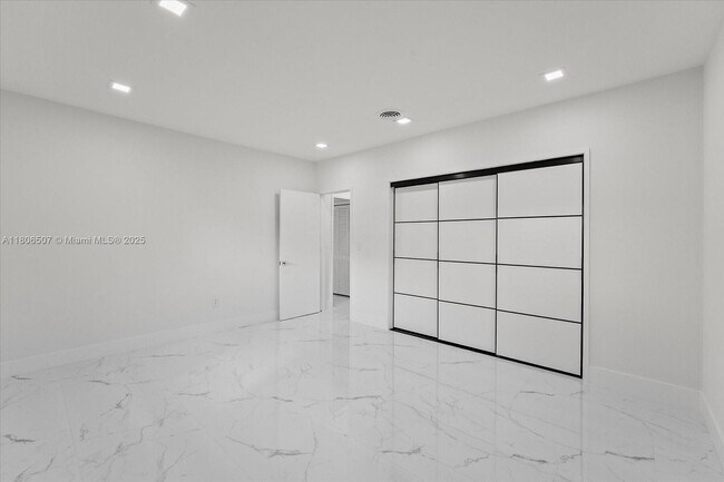 Building Photo - 112 E 1st Ct
