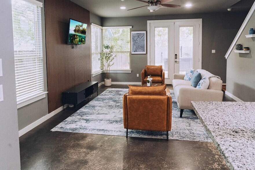 Building Photo - 2002 Rosewood Ave