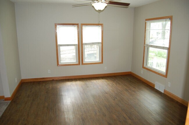 Building Photo - Cute & clean and close to campus!