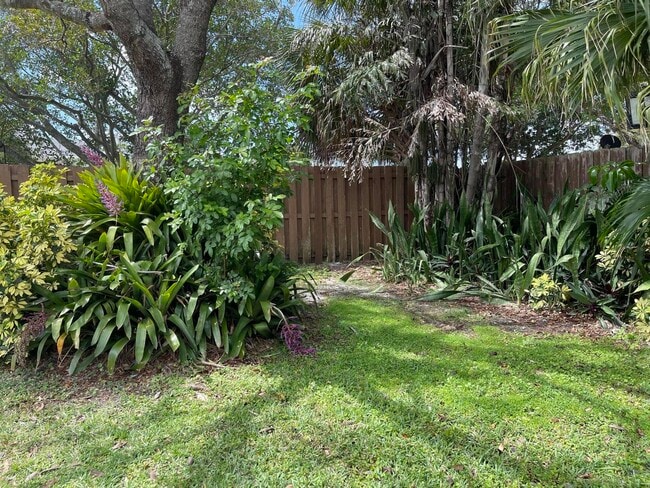 Building Photo - 701 SE 4th St