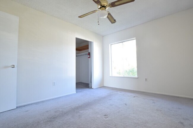 Building Photo - 576 Orange Dr
