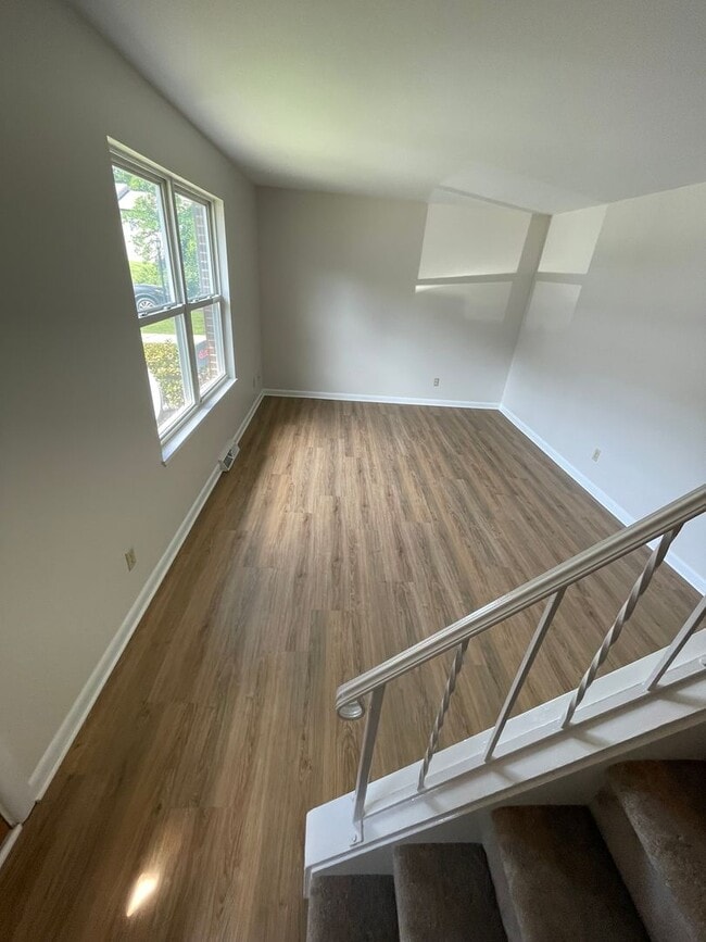 Building Photo - 3 Bed 1.5 Bath Updated Townhouse in Manche...