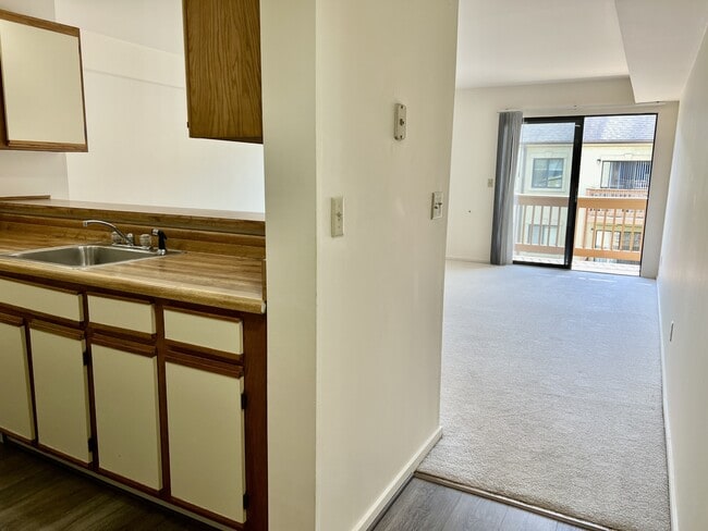 Building Photo - 1002 Linden Ave