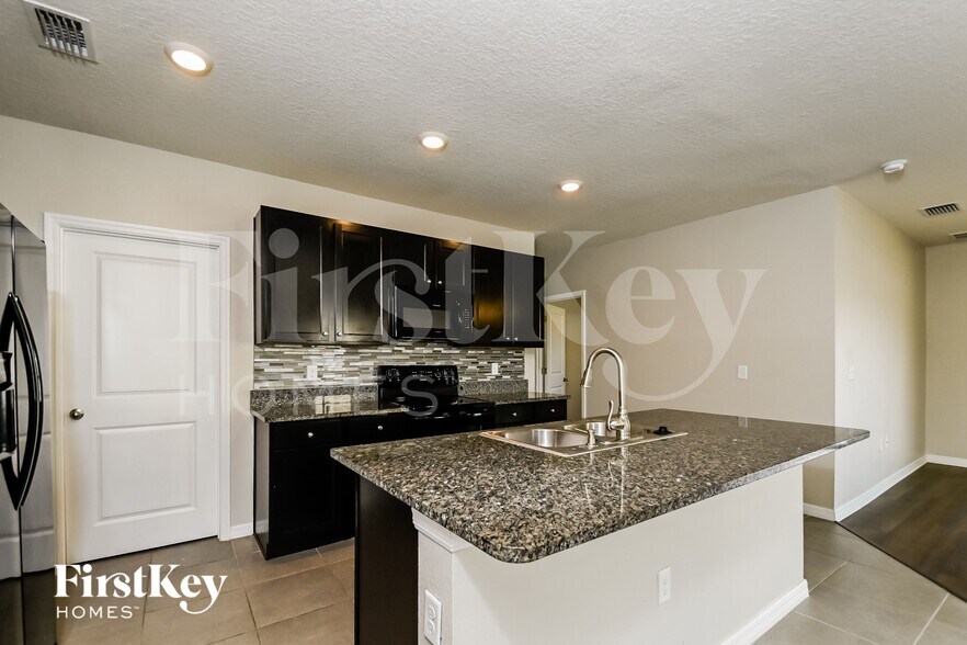 Building Photo - 11010 Leland Groves Dr