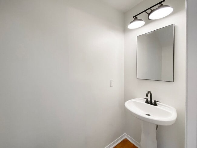Building Photo - Two Bedroom Townhome in Godley Park with m...