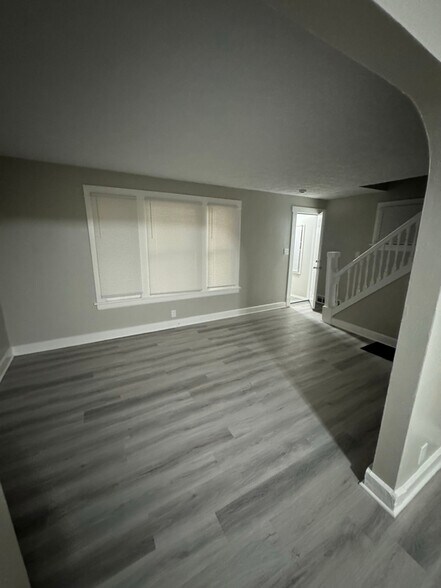 Building Photo - 10908 Grandview Ave