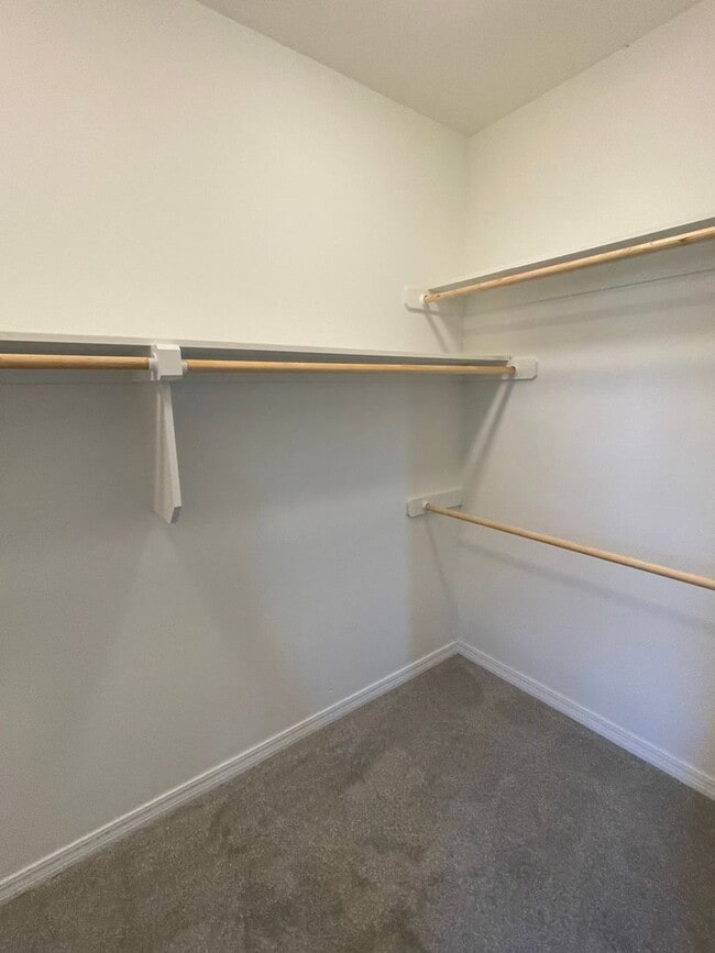 Building Photo - Comfortable 3/2 in Desired Neighborhood