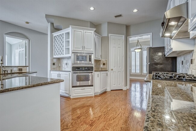 Building Photo - 6533 Riveredge Dr