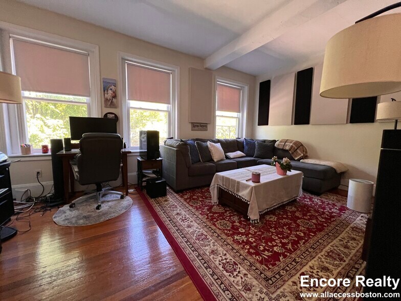 Building Photo - 1583 Beacon St