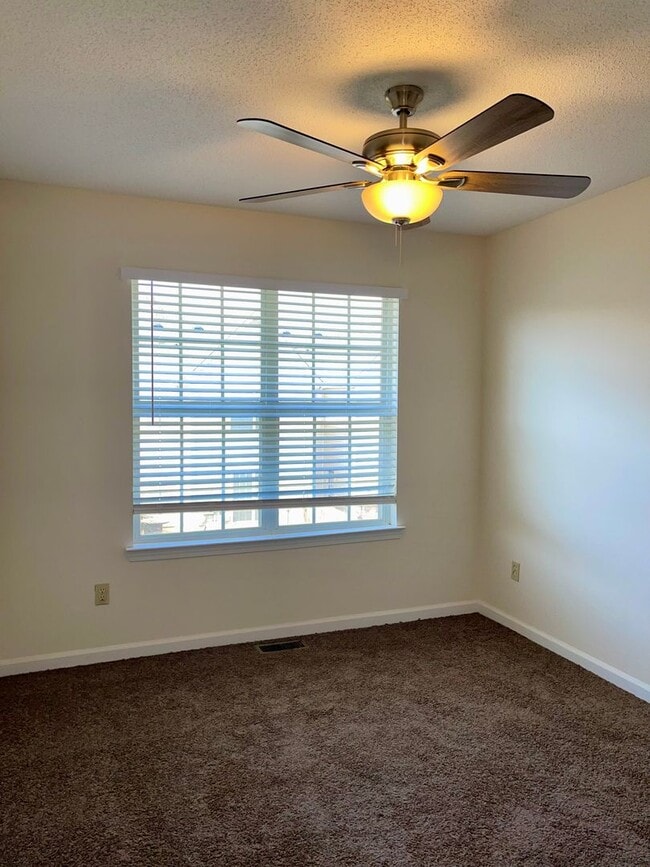 Building Photo - Updated 3 Bed/2.5 Bath Town Home Located I...