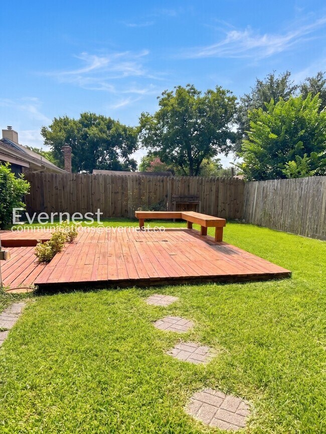 Building Photo - 4 Bed, 2 Bath Home with Fenced Yard & Garage / Pet-Friendly / Coming Soon!