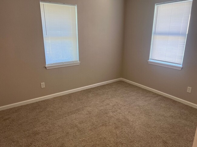 Building Photo - 3 Bedroom 1 bath