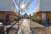 Building Photo - 1 Bed | 1 Bath in South Tulsa!