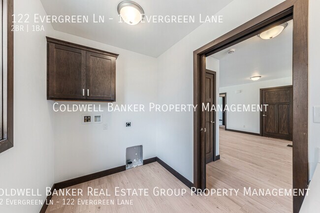 Building Photo - 122 Evergreen Ln
