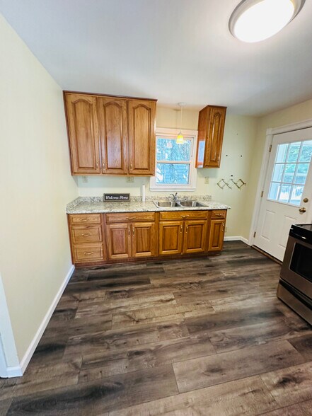 Building Photo - 121 Lincoln Ct