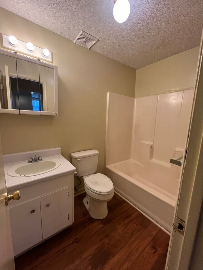 Building Photo - 1619 Victory St