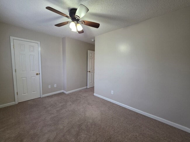 Building Photo - Modern Townhome Living in Jacksonville