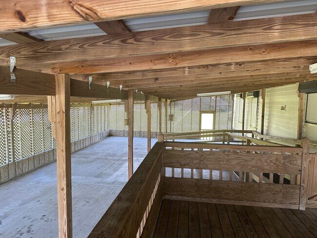 Building Photo - 1053 Pointe Claire Dr
