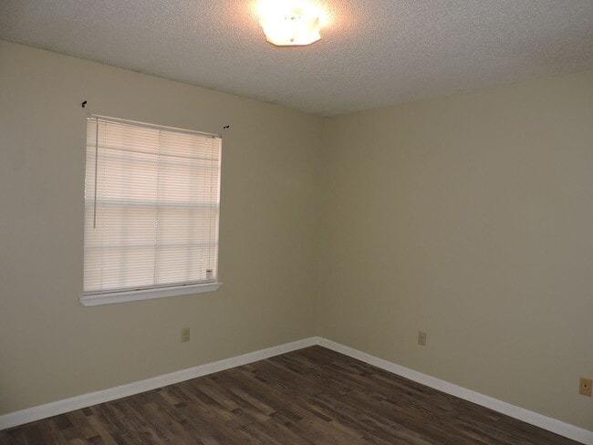Building Photo - Convenient Northeast location!