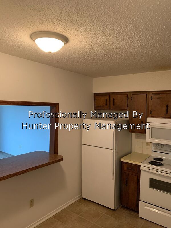 Building Photo - 933 S Wildan Ave