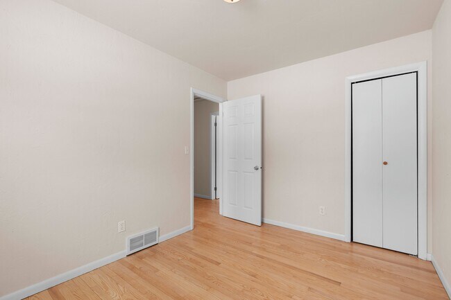 Building Photo - 1045 Green Acres Ln