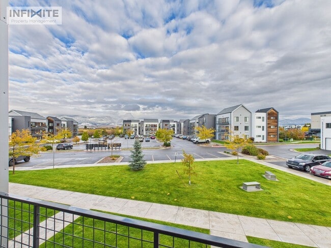 Building Photo - Modern Finishes & Bozeman Living!