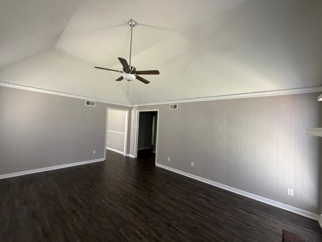 Building Photo - Charming 3BR/2BA Bartlett Area Home | Soaring High Ceilings, Brick Fireplace & Fenced Yard