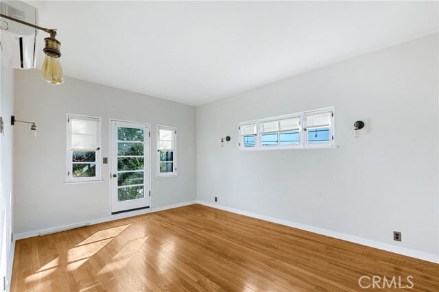 Building Photo - 1373 N Mentor Ave
