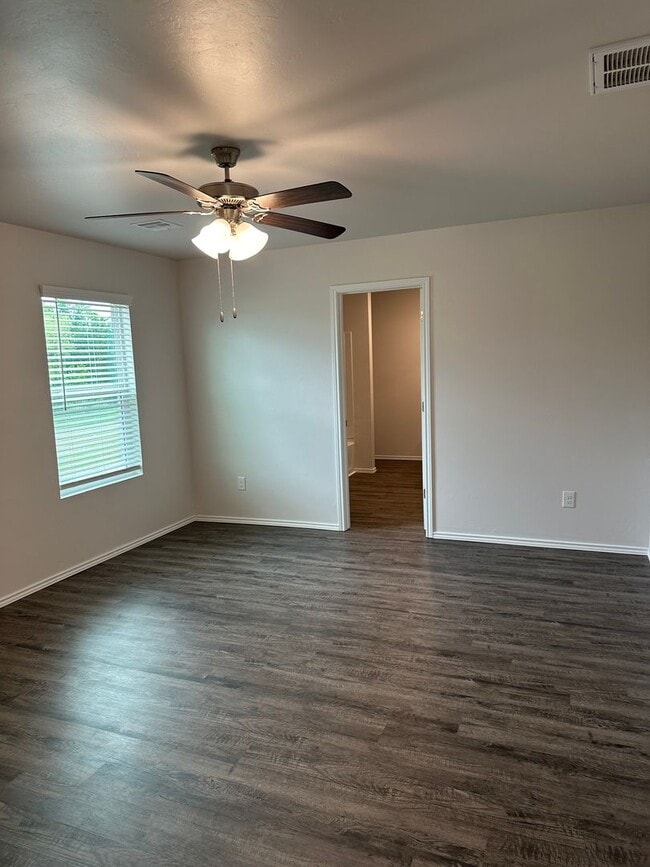 Building Photo - Now Pre-Leasing ? Stylish 3-Bedroom | 2-Bathroom Home in Shadow Valley