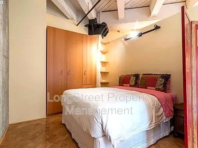 Building Photo - 1420 NW Lovejoy St