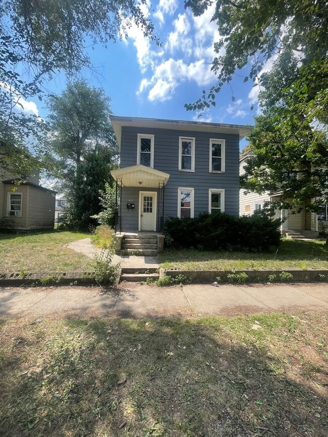 Building Photo - Three Bedroom Single Family Located Near D...