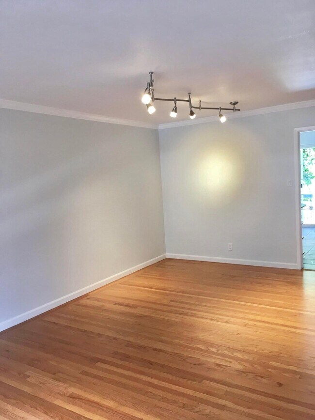 Building Photo - 724 Grand View Ave