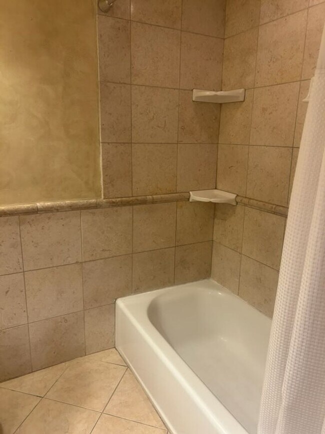 Building Photo - 3 Bedroom, 1 Bath home located in Glenwood Springs.