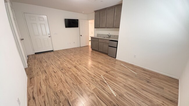 Building Photo - 4 BEDROOM, 3 BATH VICTORVILLE HOME