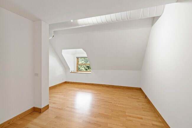 Building Photo - Charming Vintage Second Floor Duplex with In-Unit Laundry in Heart of Oak Park