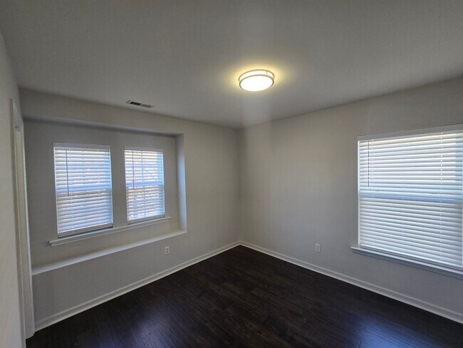 Building Photo - Beautiful 3 Bed 3 Bath Home in Amberly – Prime Triangle Location!