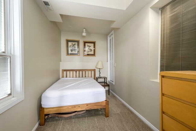 Building Photo - Gorgeous  Home In The Marmalade District O...