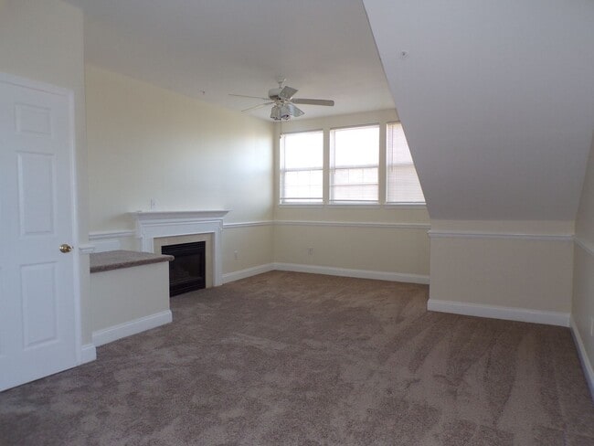 Building Photo - Odenton, 3 level twhs, end unit, Master su...