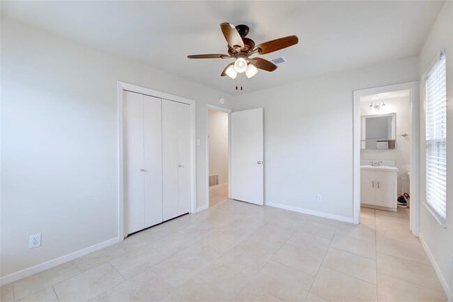Building Photo - 2713 Friar Tuck Ln