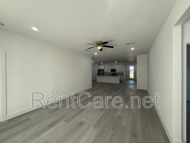 Building Photo - 10034 N Darwin Way